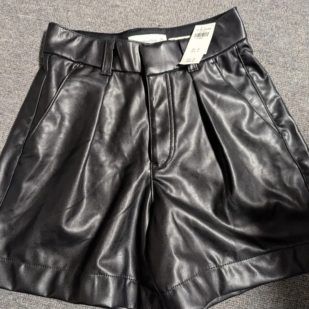Abercrombie & Fitch Black Vegan Leather High-Waisted Pleated Shorts XS NWT